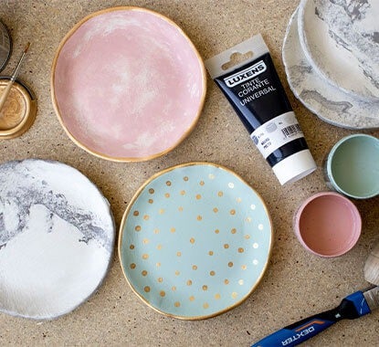 Mesa com pratos em cerâmica feitos e pintados à mão 